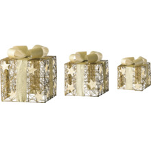 Trois boîtes-cadeaux dorées avec noeud et motif étoilé comme décoration
