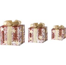 Trois paquets cadeaux décoratifs avec ruban et étoiles