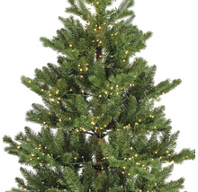 Vue détaillée d''un sapin de Noël artificiel avec éclairage