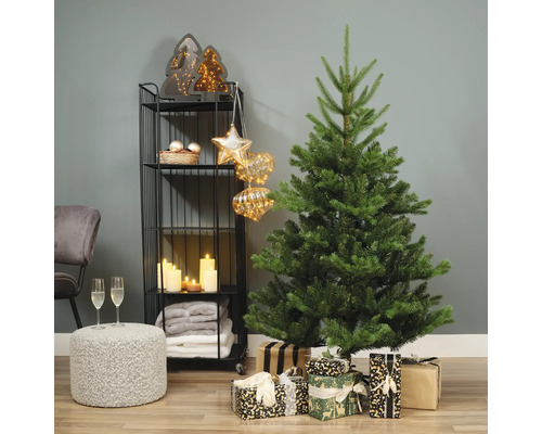 Weihnachtliche Wohnraumdekoration mit Tannenbaum, Geschenken und Regal