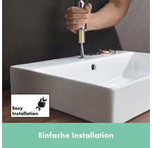 Eine Person installiert eine Waschtischarmatur in einem weißen Keramikwaschbecken mit dem Hinweis auf eine einfache Installation.