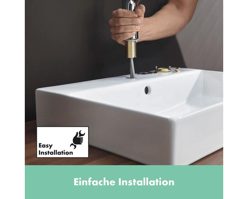 Eine Person installiert eine Waschtischarmatur in einem weißen Keramikwaschbecken mit dem Hinweis auf eine einfache Installation.