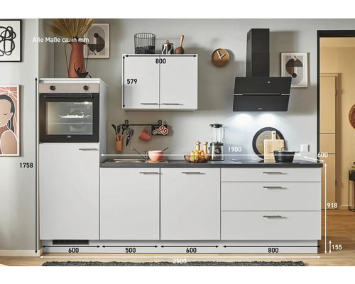 Küchenzeile mit Ober- und Unterschränken sowie Elektrogeräten und Maßangaben