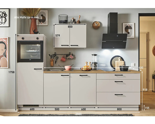 Küchenzeile mit Backofen, Hängeschrank und Dunstabzugshaube mit Maßangaben