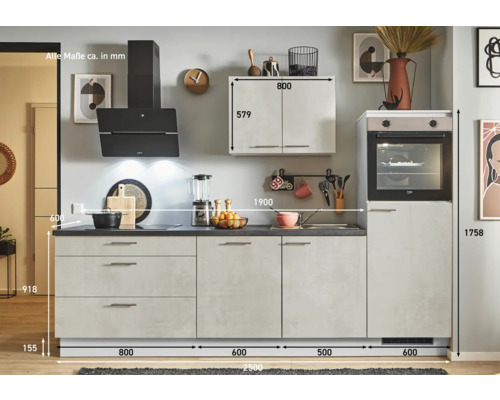 Komplette Küche mit Dunstabzugshaube, Spüle, Herd und Ober- sowie Unterschränken mit Maßangaben.