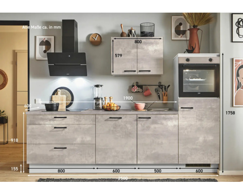 Komplette Küche mit Ober- und Unterschränken sowie Elektrogeräten