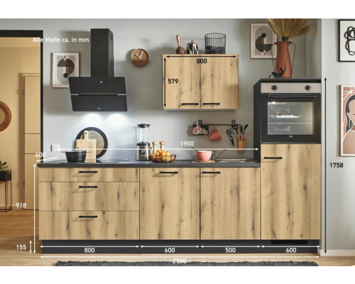 Küchenzeile mit Spüle, Herd und Dunstabzugshaube mit Holzfronten und Maßen