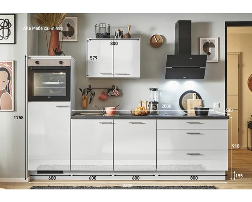 Küchenzeile mit Einbaubackofen, Hängeschrank und Dunstabzugshaube sowie Maßangaben in Millimeter