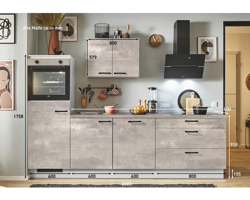 Küchenzeile mit Backofen, Dunstabzugshaube und Hängeschrank