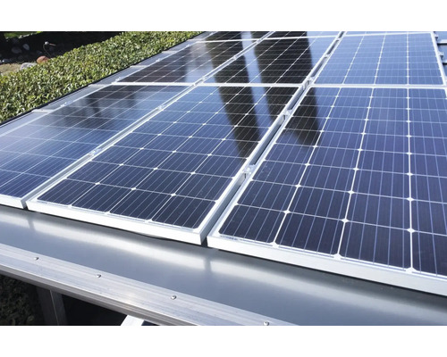 Solaranlage mit mehreren Solarmodulen auf einem Dach.