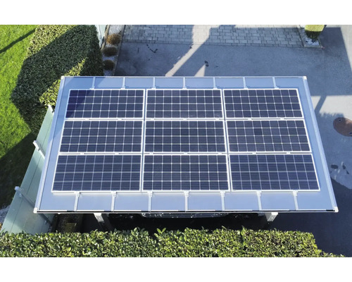 Aufdach-Photovoltaikanlage auf einem Carport montiert.