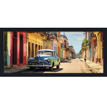 Szene in Havanna mit Oldtimer und farbenfrohen Gebäuden