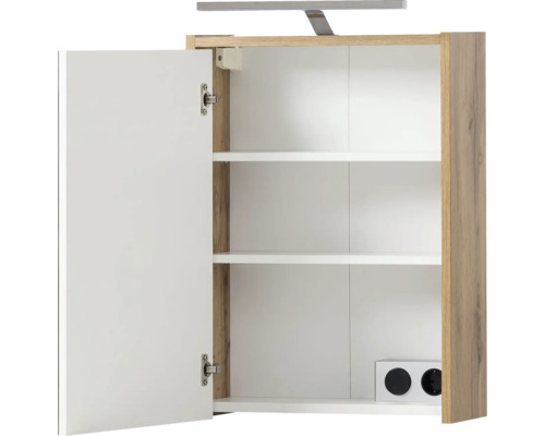 Armoire de toilette ouverte avec étagères et éclairage