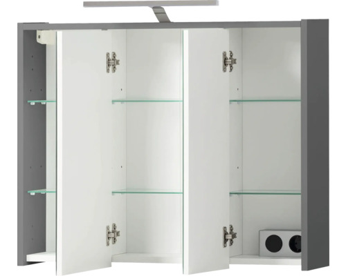 Armoire de toilette ouverte avec étagères en verre et éclairage