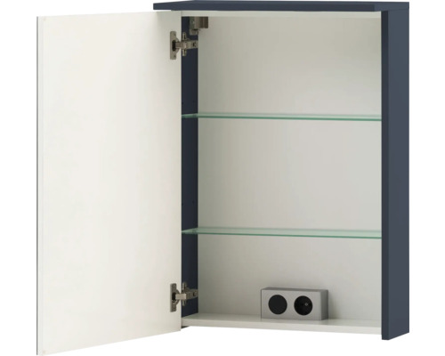 Armoire de toilette ouverte avec deux étagères en verre et prise électrique