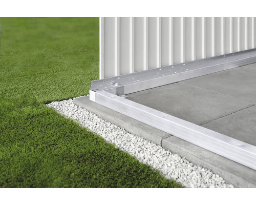 Bodenrahmen Biohort Gerätehaus Europa Gr. 2A, 222 x 78 cm Detailansicht eines Gartenhauses auf Betonplatten mit Aluminiumrahmen und Kiesumrandung.