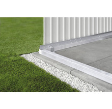 Vue détaillée d''un abri de jardin avec cadre en aluminium sur des dalles de béton avec lit de gravier