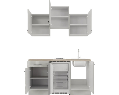 Cuisine équipée avec éléments hauts, évier et réfrigérateur