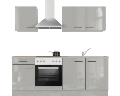Küchenzeile mit Spüle, Herd, Dunstabzugshaube und Hängeschränken