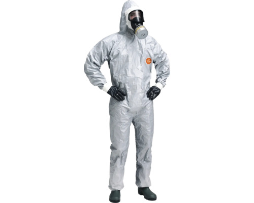 Personne portant une combinaison de protection et un masque à gaz