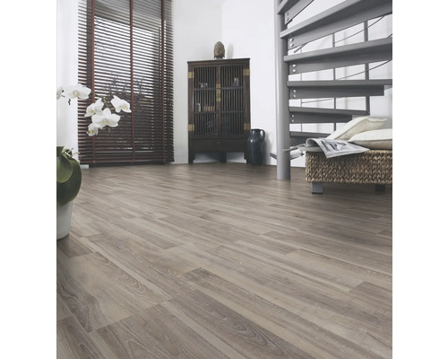 Pièce lumineuse avec sol stratifié, armoire en bois foncé et escalier en colimaçon