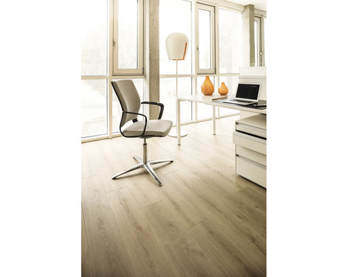 Heller Büroraum mit Bürostuhl, Schreibtisch und Laminatboden.