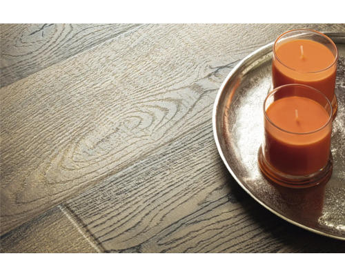 Dekoratives Wohnambiente mit Holzboden und Kerzen