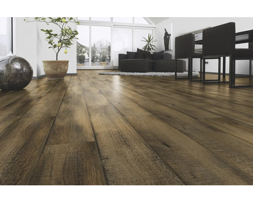 Wohnzimmer mit Holzboden und moderner Einrichtung