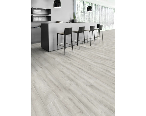 Pièce lumineuse avec revêtement de sol imitation bois, bar et tabourets de bar