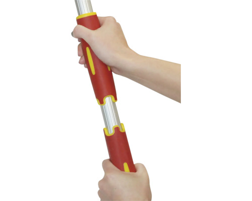 Hände halten einen Stiel mit einem roten Griffstück