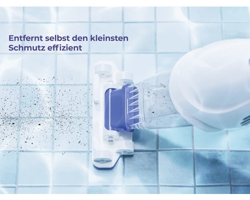 Poolreinigungsgerät bei der Reinigung von Schmutz auf Fliesen