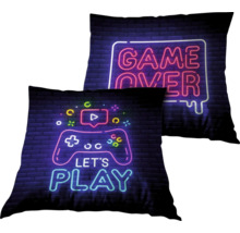 Deux coussins avec des motifs de jeu sur fond de mur de briques