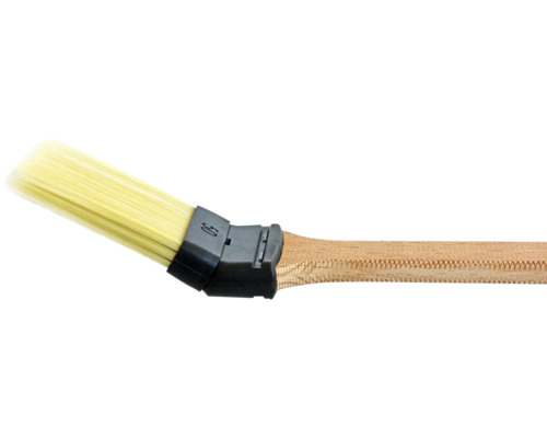 Pinceau plat avec tête de brosse claire et manche en bois