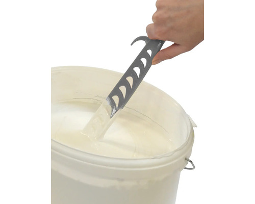 Seau avec de la peinture et mélangeur de peinture