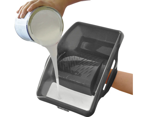 La peinture est versée dans un seau à rouleau de peinture.