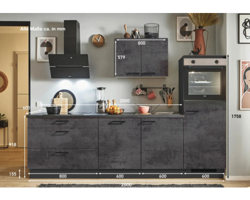 Komplette Küche mit Dunstabzugshaube, Hängeschrank und Backofen