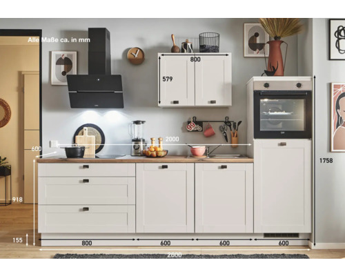 Cuisine avec meubles bas, élément haut, hotte aspirante et four intégré