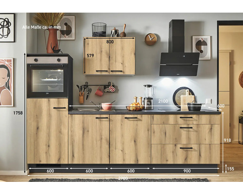 Cuisine équipée avec four, hotte aspirante et façades aspect bois