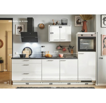 Komplette Küche mit Ober- und Unterschränken sowie Elektrogeräten mit Maßangaben.