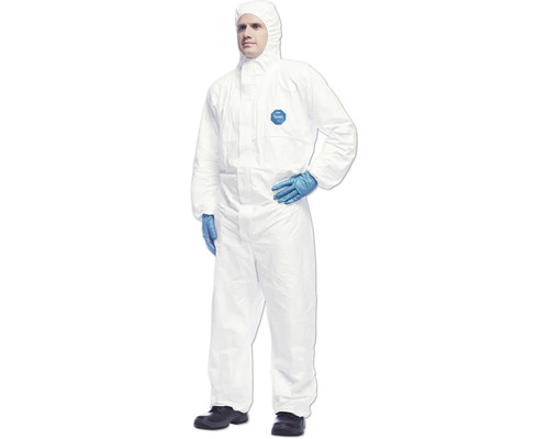 Mann in weißem Schutzanzug mit Kapuze und blauen Handschuhen