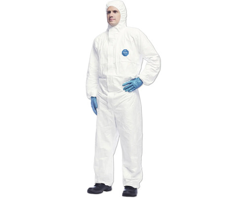 Person in Schutzanzug mit Kapuze und Schutzhandschuhen