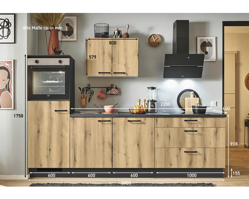 Cuisine équipée avec four encastrable, hotte aspirante et élément haut aspect bois