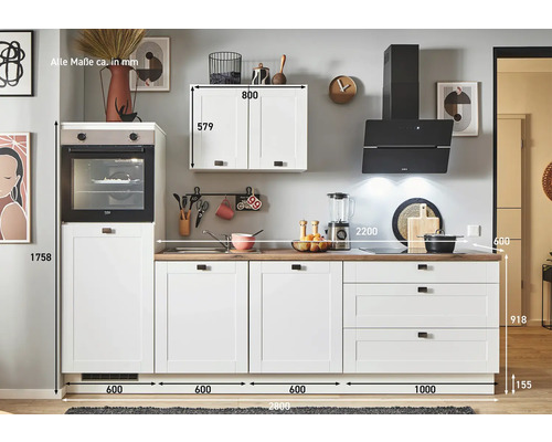 Cuisine complète avec appareils électroménagers, armoires blanches et plan de travail en bois