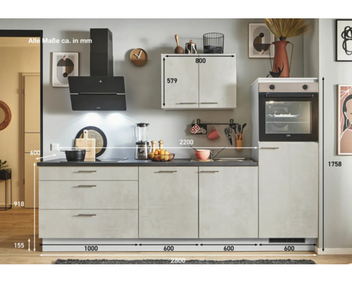 Küchenzeile mit Ober- und Unterschränken, Dunstabzugshaube und Einbaubackofen.