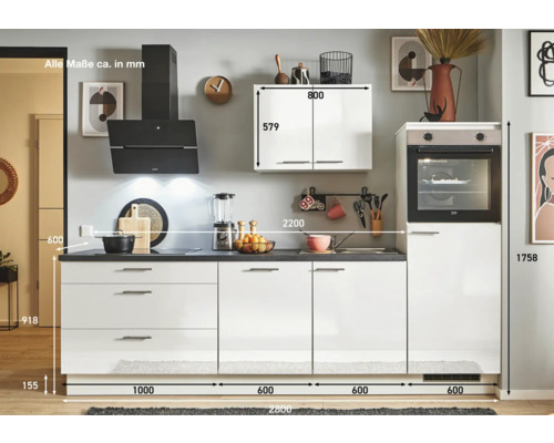 Komplette Küche mit Einbaugeräten, Maße sind angegeben