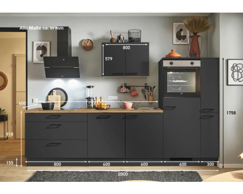 Komplette Küche mit Spüle, Dunstabzugshaube und Backofen in dunkler Optik.