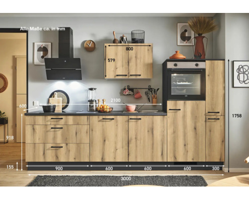 Küchenzeile mit Dunstabzugshaube, Oberschrank und Einbaubackofen