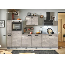 Küchenzeile mit Backofen, Hängeschrank und Dunstabzugshaube sowie Maßangaben.