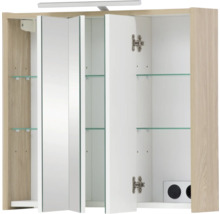 Armoire de toilette ouverte avec étagères en verre et éclairage