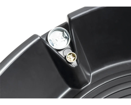 Detailansicht einer Ölauffangwanne mit Ablage für Getränke und Schrauben